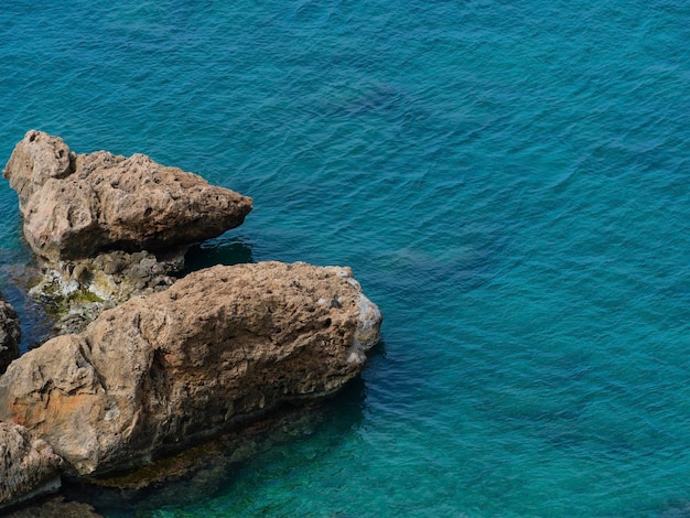 hermoso mar y rocas