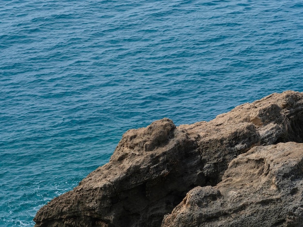 hermoso mar y rocas