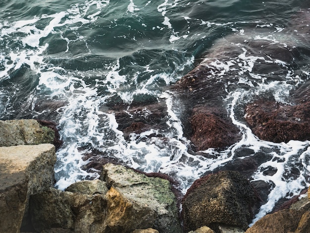 Hermoso mar surf, olas tempestuosas y rocas.