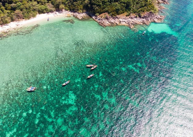 Hermoso mar tropical con bote de cola larga de madera