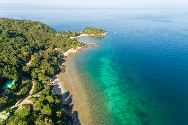 Hermoso mar tropical en la imagen de la temporada de verano por vista aérea drone shot