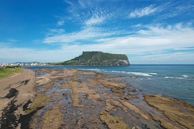 Hermoso mar en varias zonas horarias de la isla de Jeju, Corea del Sur