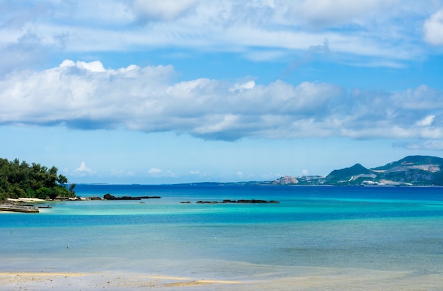 Hermoso mar desde la ventana del autobús, Okinawa, Japón