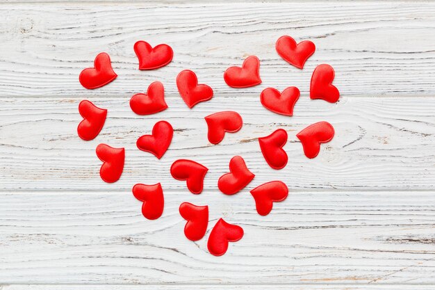 Hermoso marco de corazón rojo vista superior de fondo de día de San Valentín con espacio de copia