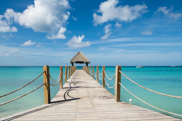 Hermoso mirador en el mar Caribe con agua color turquesa y cielo azul