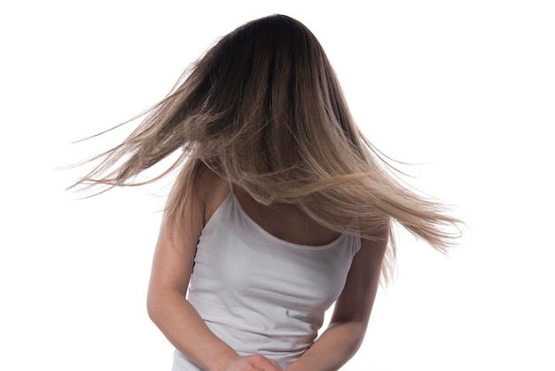 Foto hermoso modelo femenino con pelo volador aislado sobre fondo blanco.