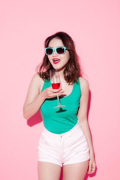 Hermoso modelo retrato aislado sobre fondo de estudio mantenga copa de vino