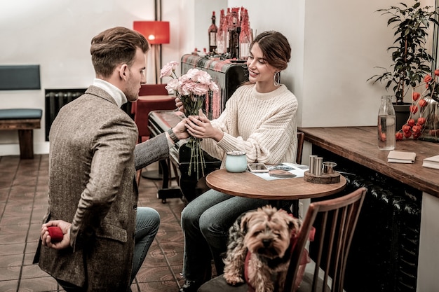 Un hermoso momento. El hombre se prepara para hacer una propuesta en un café.