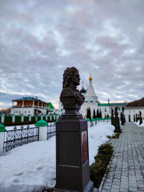 Hermoso monasterio ortodoxo al atardecer en invierno