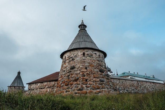 Hermoso monasterio ruso Solovki en día de verano.