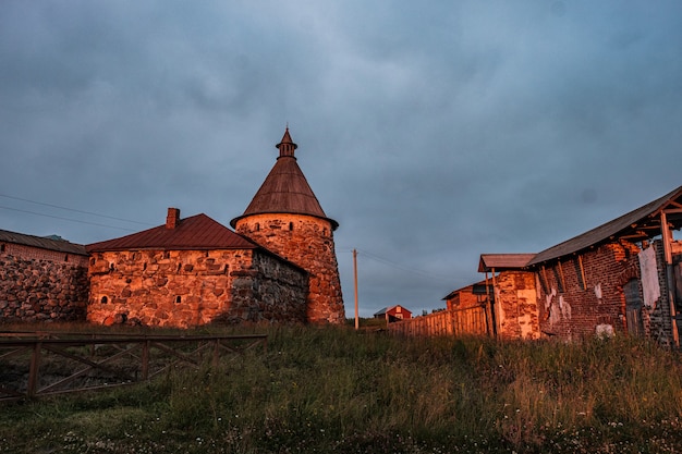 Hermoso monasterio ruso Solovki en día de verano.