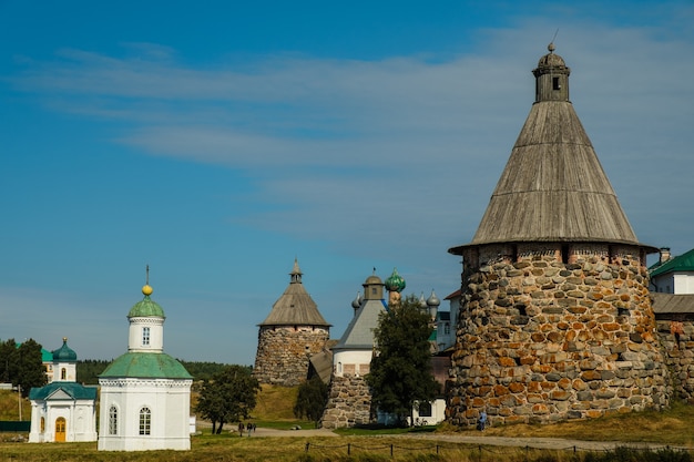Hermoso monasterio ruso Solovki en día de verano.