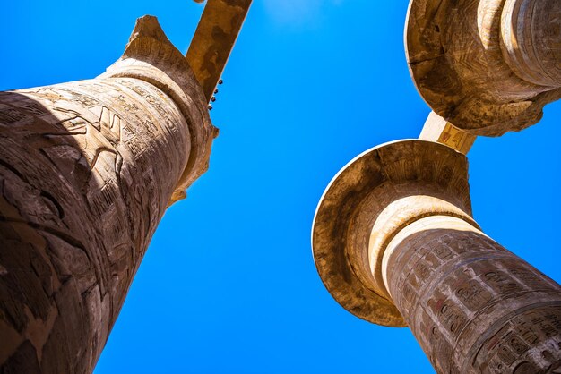 Hermoso monumento egipcio con jeroglíficos, templos deteriorados, obeliscos, torres, Karnak