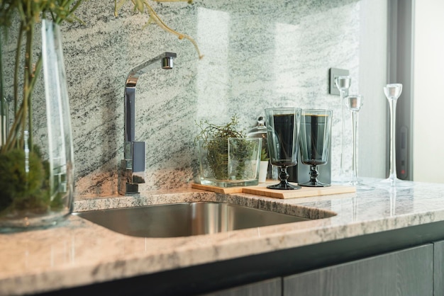 Hermoso mostrador de cocina de despensa con mármol natural verde blanco y artículos de decoración modernos fondo de diseño para el hogar