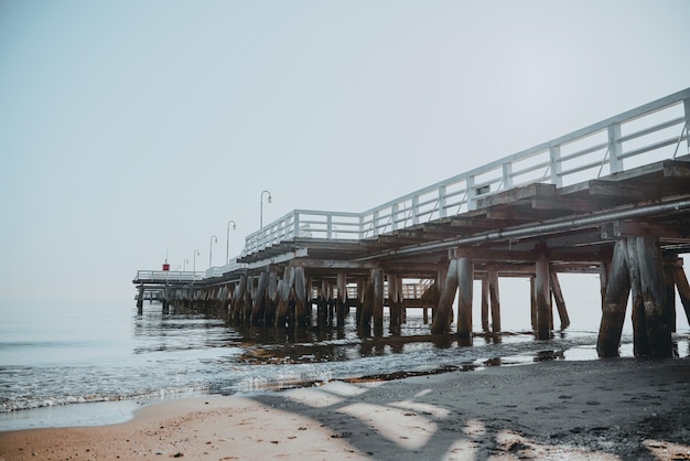 Hermoso muelle de madera en el Mar Báltico en Sopot Polonia Famoso Molo el muelle de madera más largo de Europa