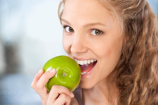 Hermoso, mujer joven, comida, manzana, primer plano