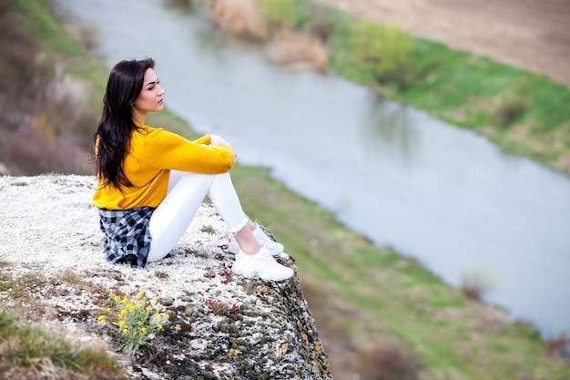 Hermoso, mujer joven, relajante, aire libre