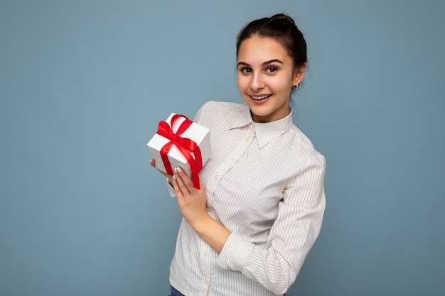 Hermoso, mujer joven, tenencia, caja de regalo