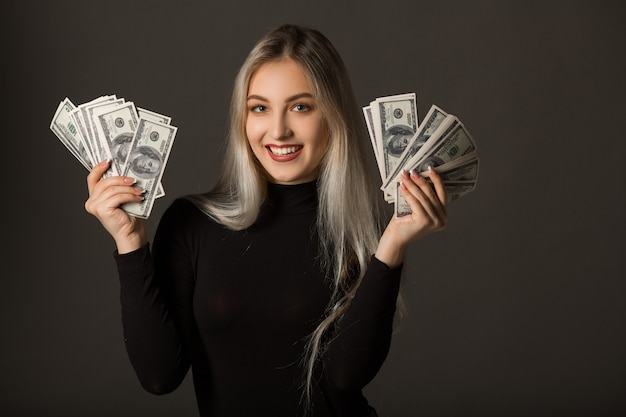 Hermoso, mujer joven, tenencia, dinero