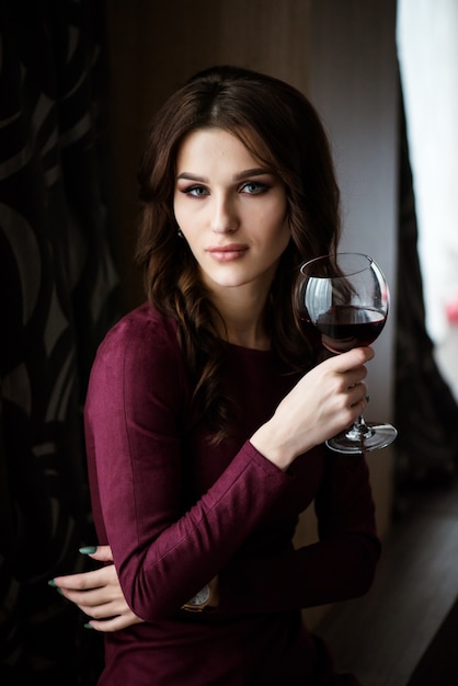 Foto hermoso, mujer joven, con, tinto, wine., belleza, niña, con, copa de vino