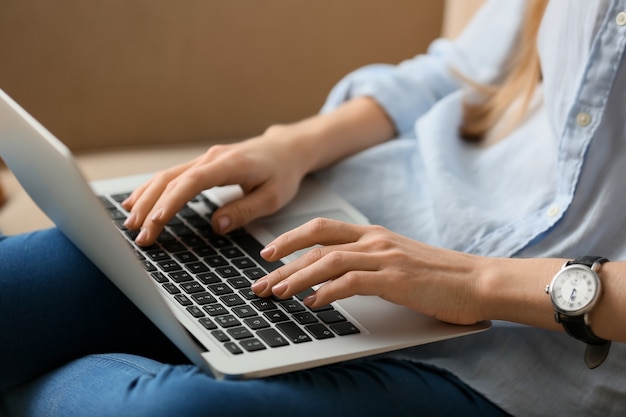 Hermoso, mujer joven, usar la computadora portátil, en casa, primer plano