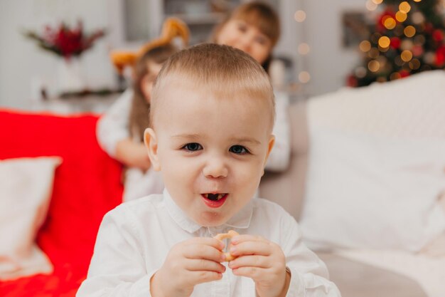 Hermoso niño de 2 años de pie, vistiendo una camiseta Imagen con espacio de copia.