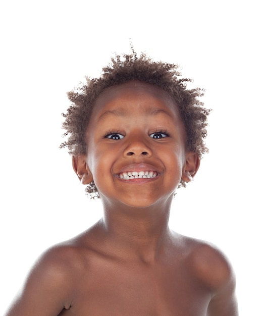 Hermoso niño africano haciendo muecas aislado sobre un fondo blanco.