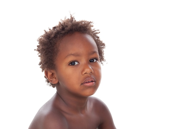 Hermoso niño africano mirando a cámara