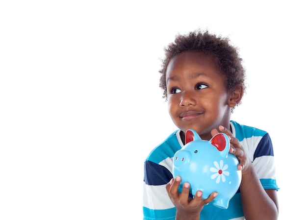 Hermoso niño afroamericano con una hucha azul