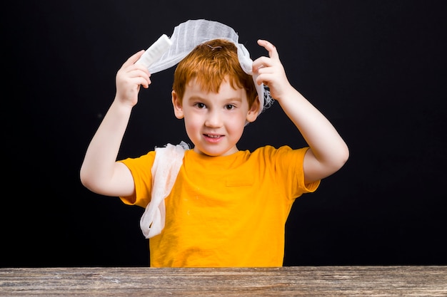 Foto hermoso niño con cabeza dañada