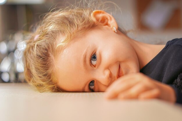 Hermoso niño capturado en un retrato sonriendo y acostado