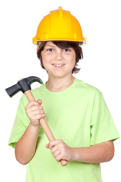 Hermoso niño con casco amarillo y un martillo sobre un fondo blanco