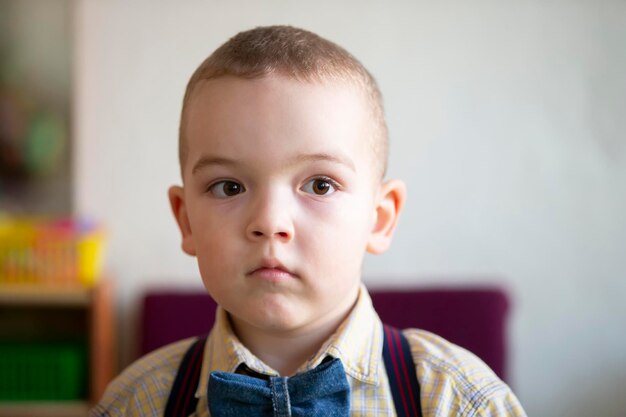 Un hermoso niño de cinco años El niño es un niño en edad preescolar