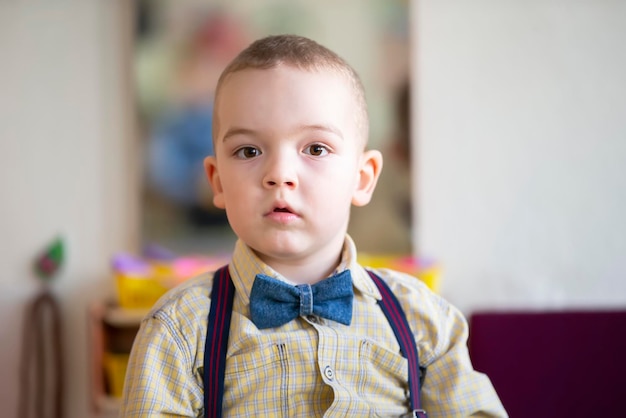 Un hermoso niño de cinco años El niño es un niño en edad preescolar