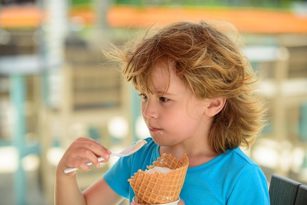 Hermoso niño come helado en verano