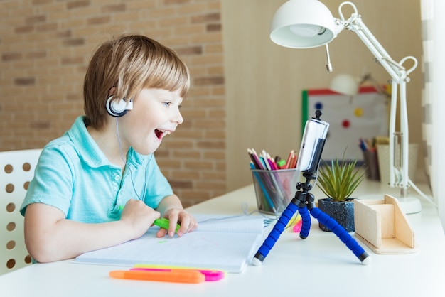 Hermoso niño creativo es la creatividad y el artista en una lección de pinturas de dibujo en línea. Creatividad infantil. El concepto de escuela en línea de aprendizaje a distancia para el período de cuarentena global