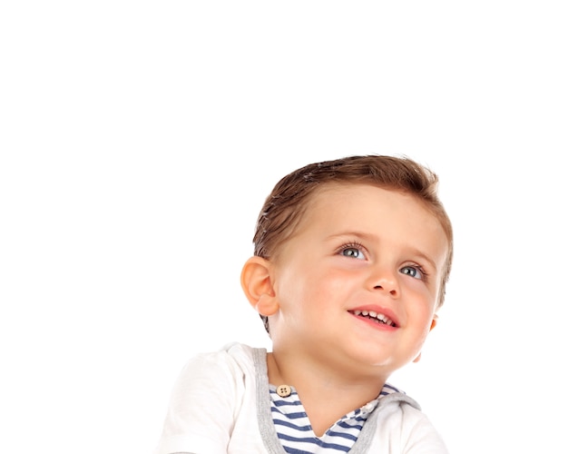 Hermoso niño con una hermosa sonrisa mirando hacia arriba