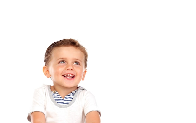 Hermoso niño con una hermosa sonrisa mirando hacia arriba