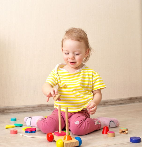 Hermoso niño juega con cubos de madera