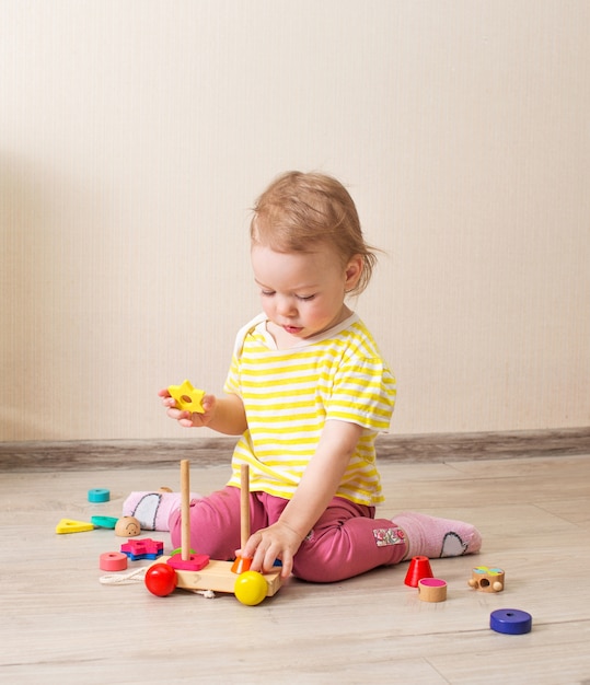 Hermoso niño juega con cubos de madera