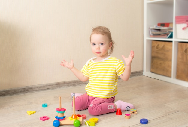 Hermoso niño juega con cubos de madera