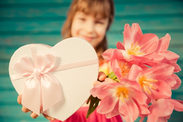 Hermoso niño con ramo de flores concepto de vacaciones familiares de primavera día de la madre