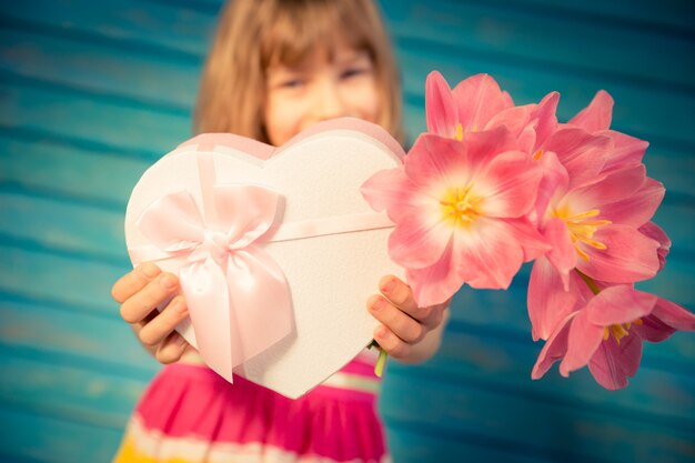 Hermoso niño con ramo de flores concepto de vacaciones familiares de primavera día de la madre