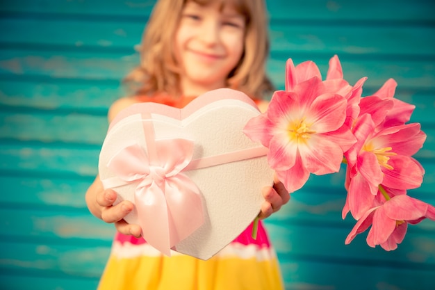 Hermoso niño con ramo de flores concepto de vacaciones familiares de primavera día de la madre