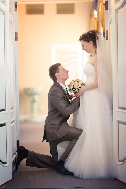 hermoso novio y novia durante la ceremonia de la boda