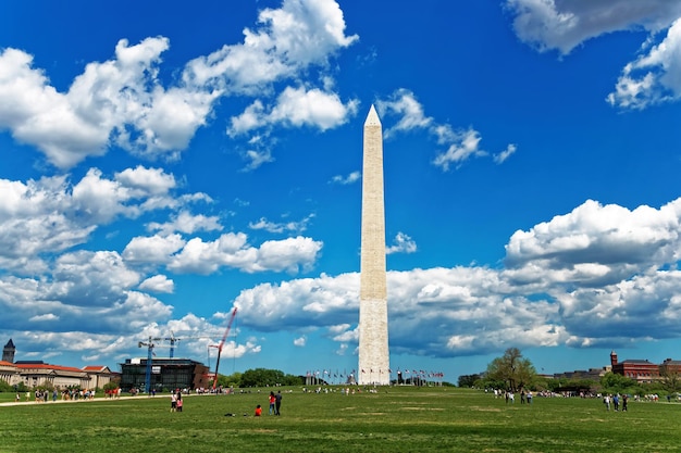 Durante el hermoso y nublado día, se fotografió el monumento del presidente estadounidense George Washington. La gente y los turistas disfrutan de un gran día.