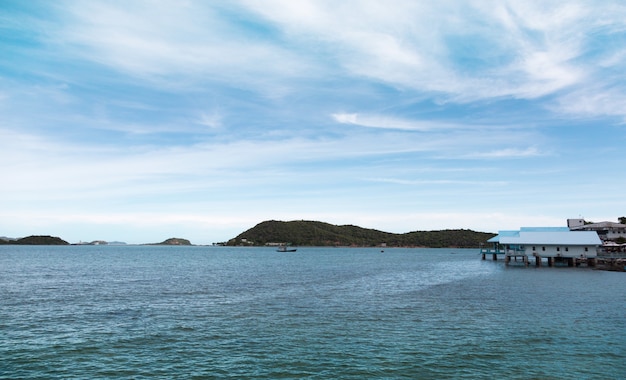 Hermoso océano y casa flotante.