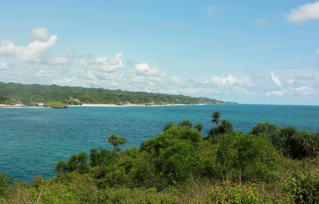 Hermoso océano y cielo en Indonesia. Playa Krakal en Yogyakarta.