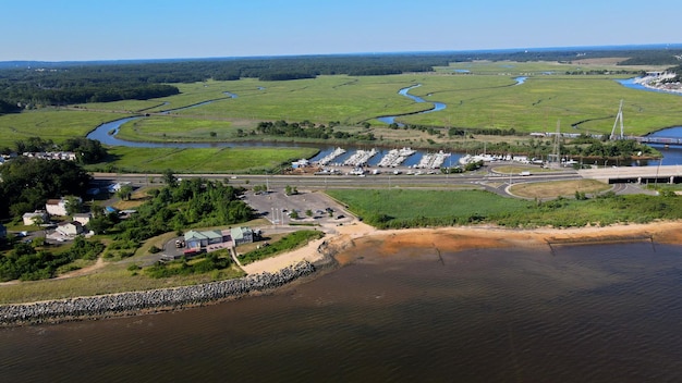 Hermoso océano marina en vista aérea de una zona residencial costera de muelles de barcos en la playa