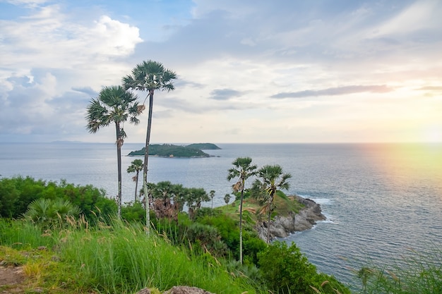 Hermoso océano turquesa renuncia con los barcos y la costa de arena desde el punto de vista alto. playas de kata y karon, phuket, tailandia